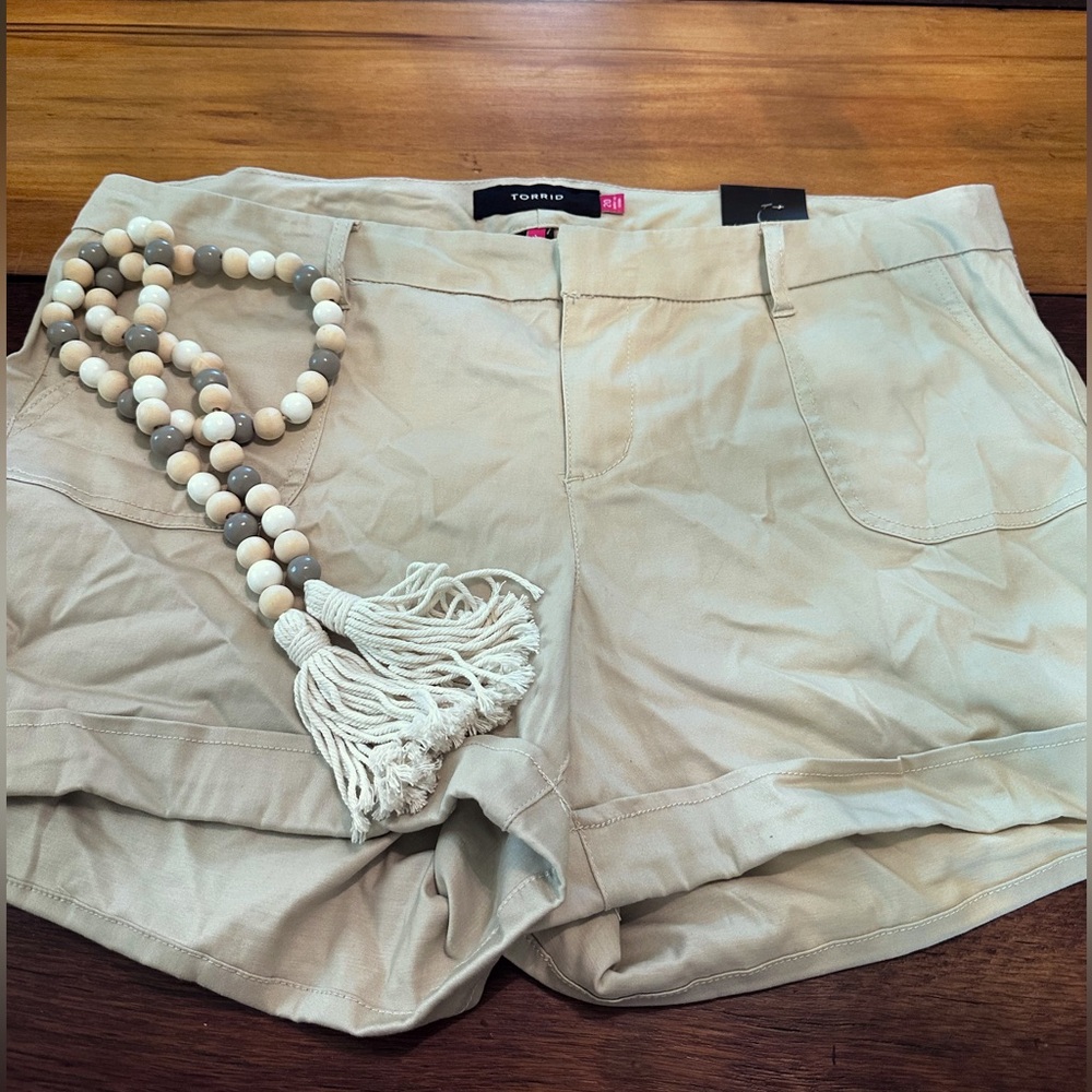 Women’s Torrid Size 20 Khaki Short, Rolled Cuff, Zip and Hook Closure